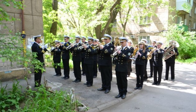 В Одесі ветерана-морпіха привітали концертом під його балконом. ФОТО