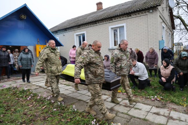 24 роки навіки: у Жидичині провели в останню дорогу Героя Миколу Ясенюка