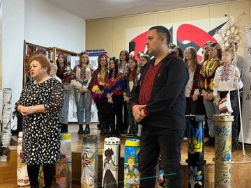 У Луцьку діти колядували та посівали, щоб зібрати гроші для воїнів з Волині. ВІДЕО