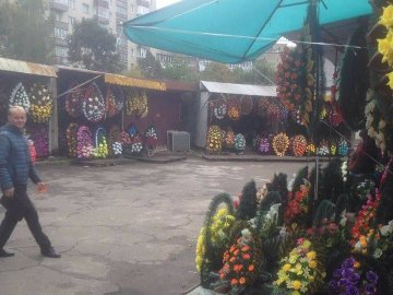 Луцькі продавці «похоронних» квітів переселились з Соборності
