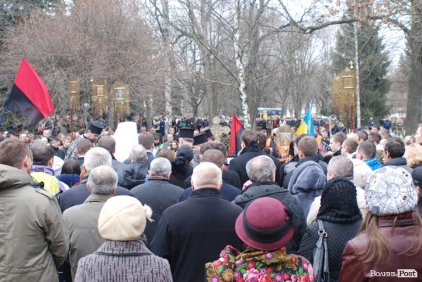 Луцьк сумує: хода до могили Героя Майдану. ФОТО