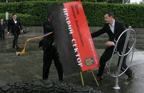 Візитка Яроша «порвала» інтернет. ФОТОЖАБИ