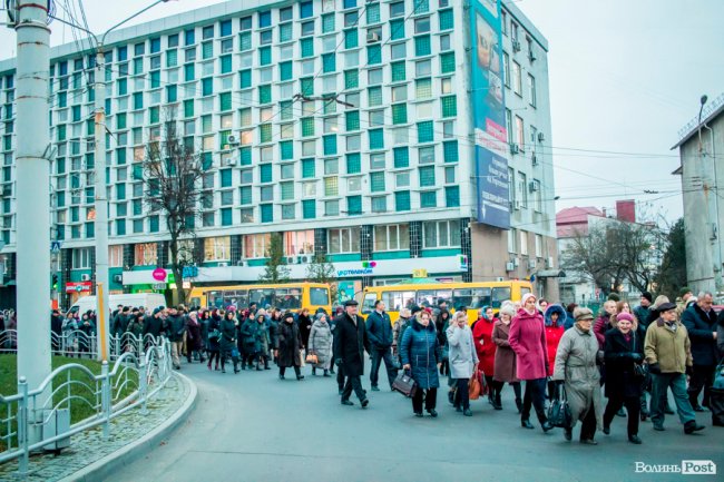 Квіти, сльози і свічки: у День Гідності та Свободи лучани вшанували пам'ять полеглих