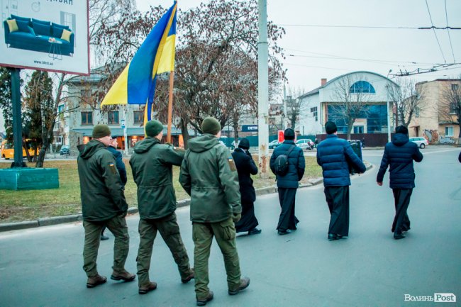 Квіти, сльози і свічки: у День Гідності та Свободи лучани вшанували пам'ять полеглих