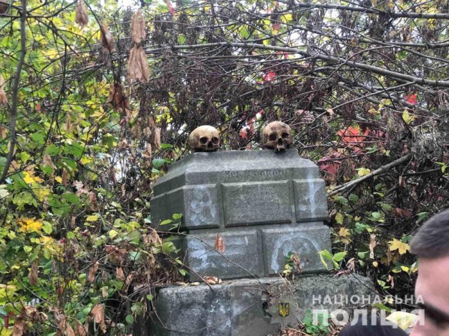 У Миколаєві чоловік підкинув людський череп колишній дівчині на поріг. ВІДЕО