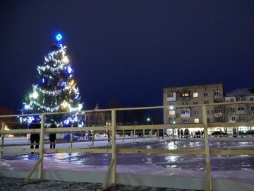 У місті на Волині на головній площі облаштовують ковзанку. ФОТО