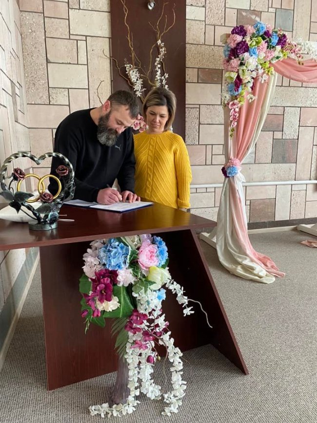 Кохання під час війни: у Нововолинську одружилася 21 пара. ФОТО 