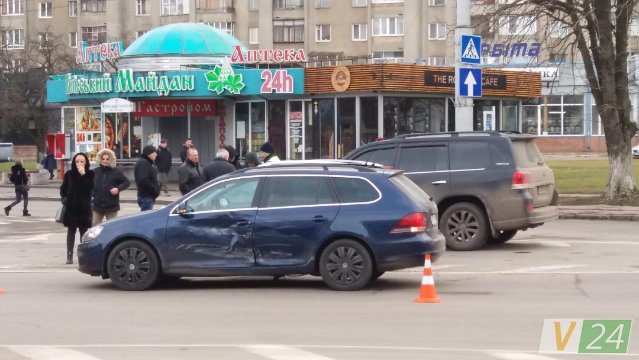 У Луцьку позашляховик протаранив Volkswagen. ФОТО