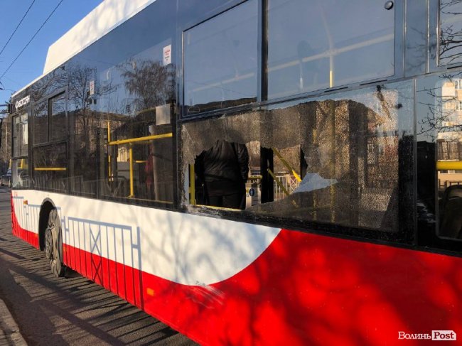 У центрі Луцька — ДТП за участю маршрутки і тролейбуса. ФОТО 