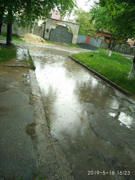 Калюжа майже ніколи не висихає: лучани просять відремонтувати двір. ФОТО