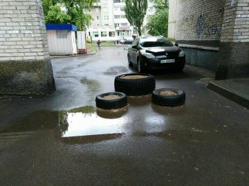 Муніципали забрали обмежувачі руху з двору у Луцьку. ФОТО