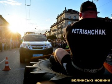Лучанин протягнув 9-тонну вантажівку і встановив рекорд. ВІДЕО