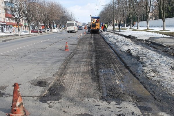 У Луцьку ремонтують дороги. ФОТО