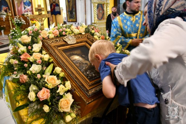 До Луцька привезли чудотворну мироточиву ікону. ФОТО