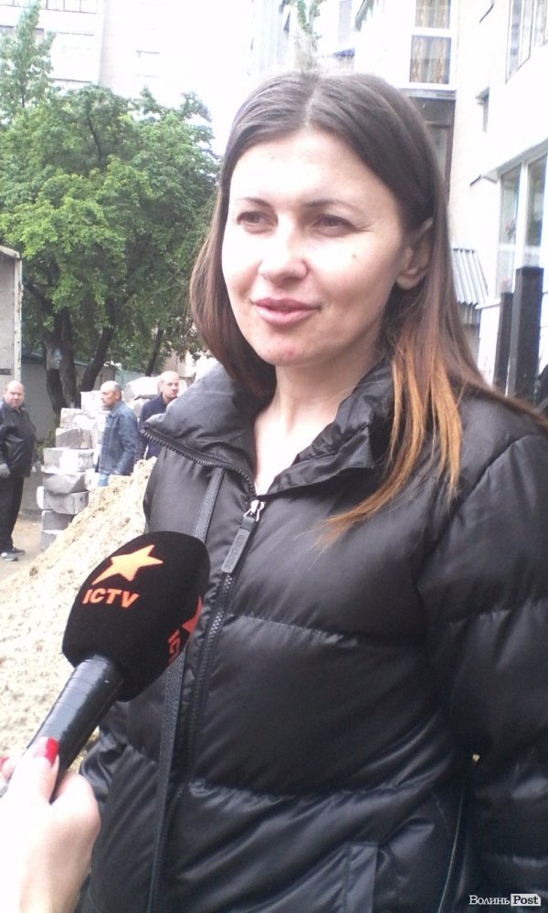 Мешканці будинку на Соборності власноруч розбирають металеву прибудову. ФОТО