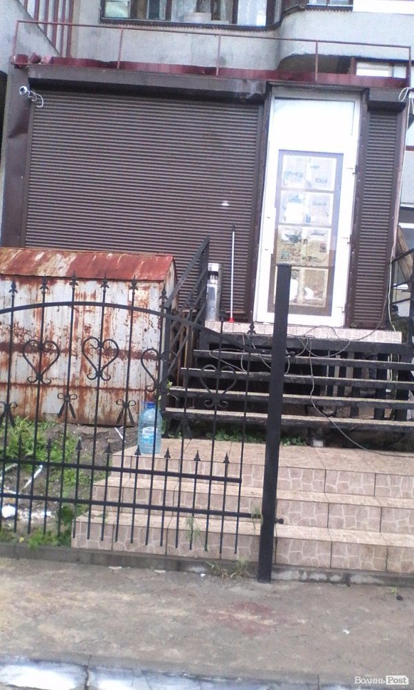 Мешканці будинку на Соборності власноруч розбирають металеву прибудову. ФОТО