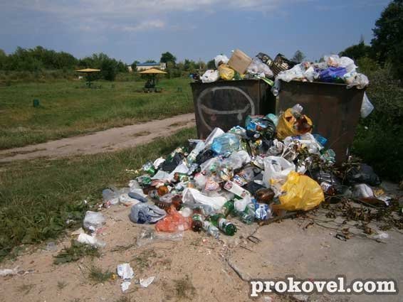 У Ковелі скаржаться на сміття і бур'яни. ФОТО