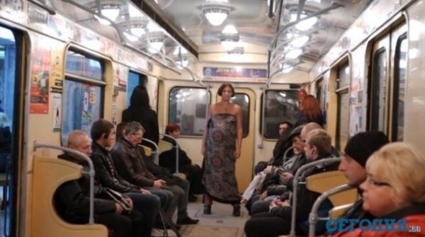 У Харкові вагітна голою проїхалася в метро. ФОТО