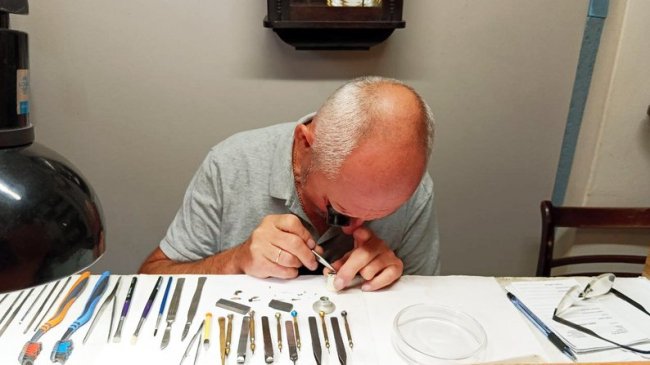 Лучанин 45 років працює годинниковим майстром. ВІДЕО