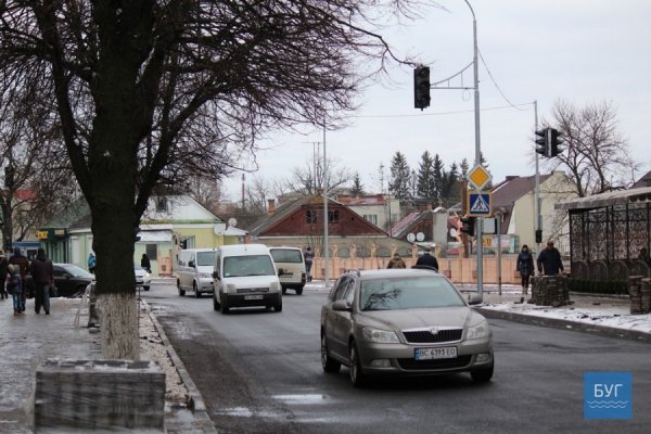 Після скандального ремонту на вулиці у Володимирі відсутня розмітка і знаки