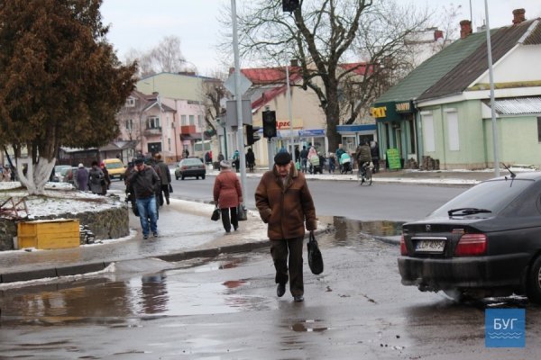Після скандального ремонту на вулиці у Володимирі відсутня розмітка і знаки