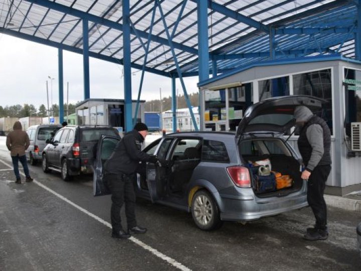 Черги на кордоні : пункти пропуску на Волині працюють у посиленому режимі