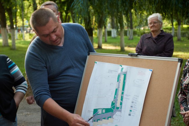 У Луцьку вирішували, як реконструювати двір, який не бачив ремонту понад 30 років. ФОТО