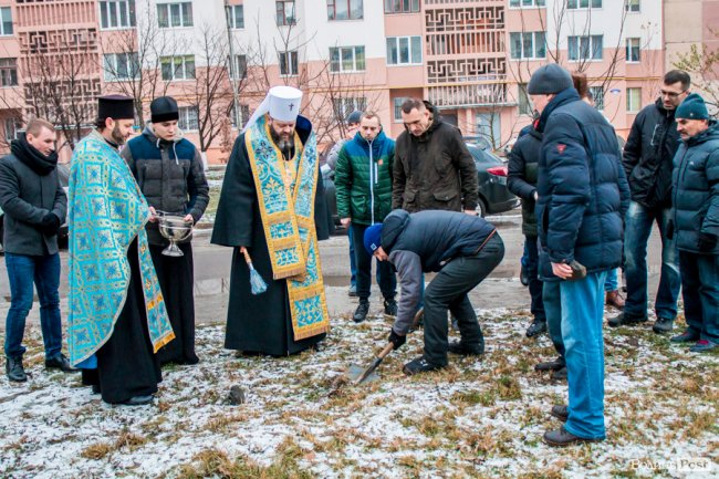 У Луцьку освятили хрест під будівництво дитячої церкви. ФОТО