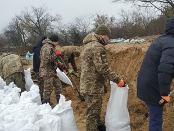 На Волині учасники добровольчого формування будують оборонні споруди. ВІДЕО