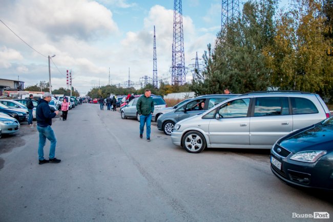 Від і до: скільки коштують машини на луцькому авторинку. ФОТО