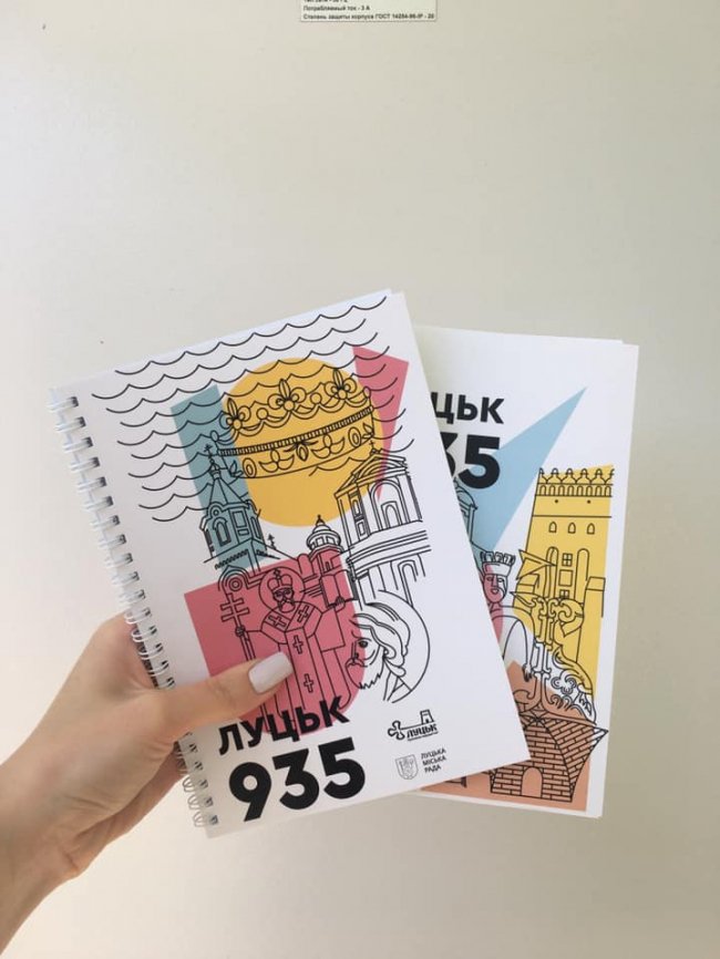 До Дня міста виготовили стильні сувеніри з символікою Луцька. ФОТО
