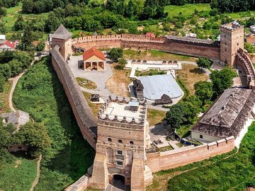 Мінкульт просять взятися за укріплення і розчищення валів довкола замку Любарта 