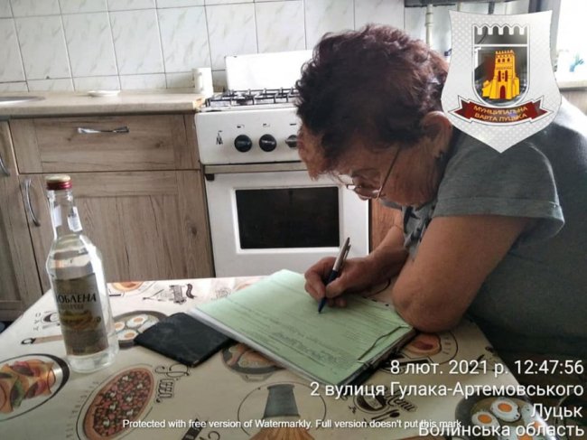 У Луцьку викрили жінку, яка у власній квартирі продає сурогат. ФОТО