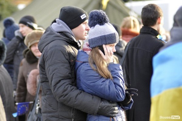 Любов на луцькому Євромайдані. ФОТО