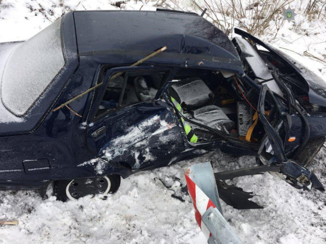 На Волині автівка в'їхала у відбійник та злетіла з дороги: водій – в лікарні. ФОТО