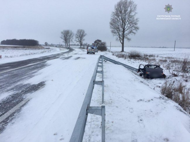 На Волині автівка в'їхала у відбійник та злетіла з дороги: водій – в лікарні. ФОТО
