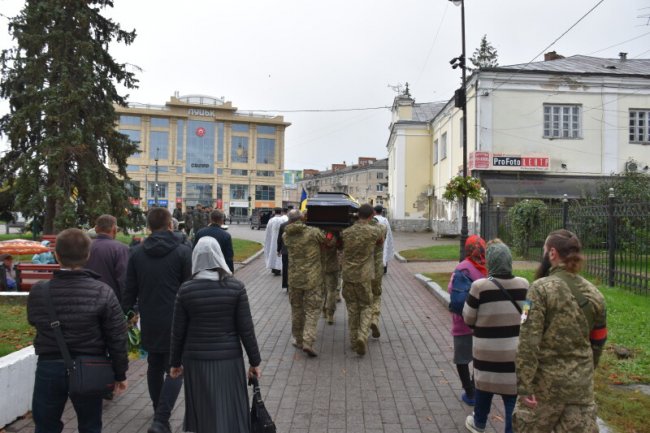 Луцьк попрощався із загиблим Героєм Андрієм Савчуком. ФОТО
