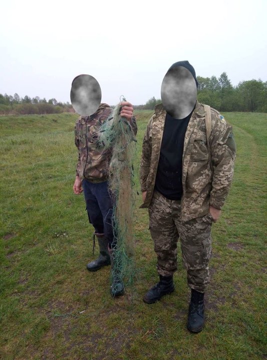 На Турійщині викрили двох чоловіків, які ловили рибу забороненим знаряддям. ФОТО