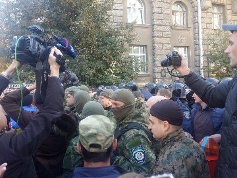 Автомайданівці запалили шини на Банковій. ФОТО