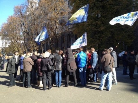 Автомайданівці запалили шини на Банковій. ФОТО