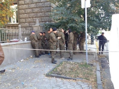 Автомайданівці запалили шини на Банковій. ФОТО