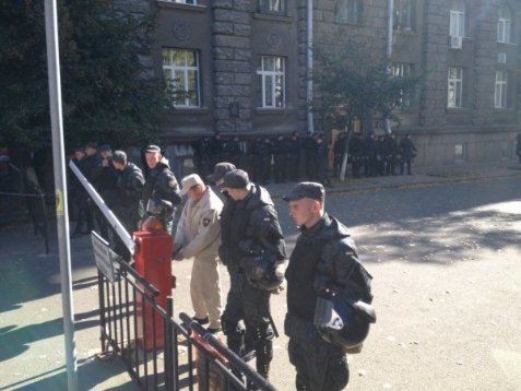 Автомайданівці запалили шини на Банковій. ФОТО