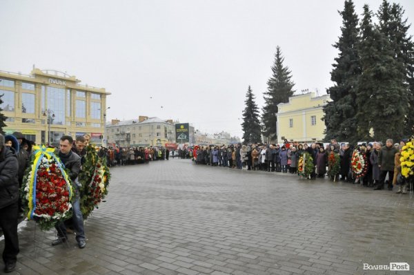Фото прощання з міським головою Луцька Миколою Романюком