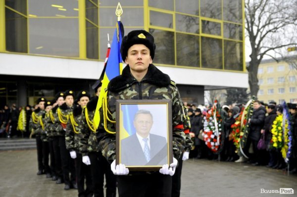 Фото прощання з міським головою Луцька Миколою Романюком