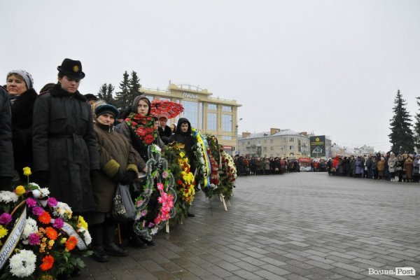 Фото прощання з міським головою Луцька Миколою Романюком