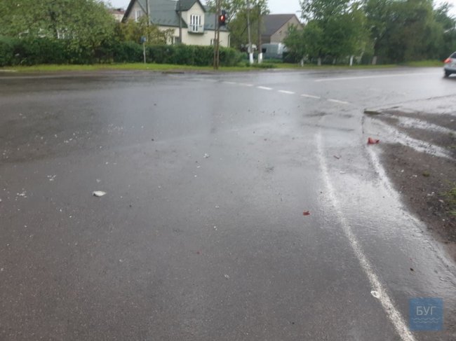 На Волині розшукують бус, який вилетів на «червоний», вдарив легковик та втік