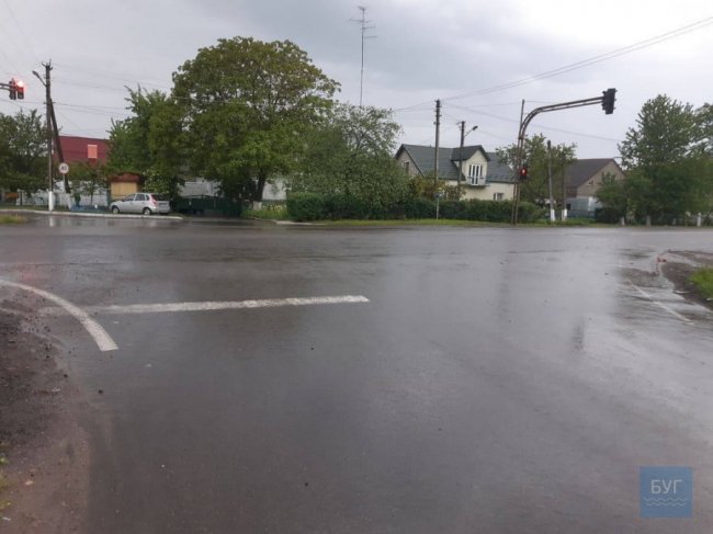 На Волині розшукують бус, який вилетів на «червоний», вдарив легковик та втік