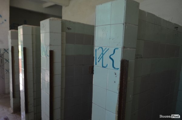 У Луцькому парку санітарна проблема: єдиний туалет нагадує кімнату жахів. ФОТО