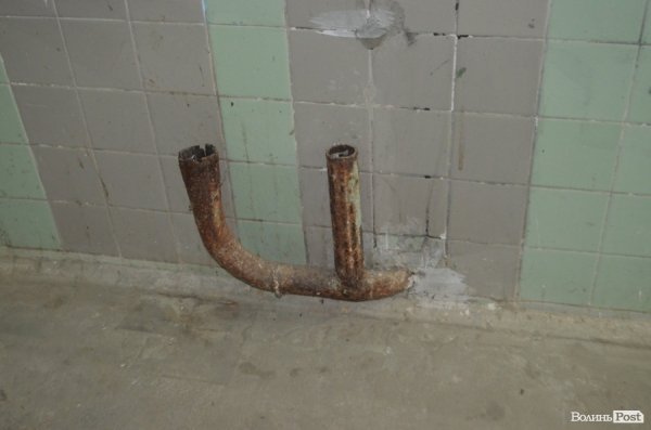 У Луцькому парку санітарна проблема: єдиний туалет нагадує кімнату жахів. ФОТО