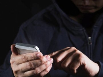 Житель Луцького району вкрав телефон у  знайомого 